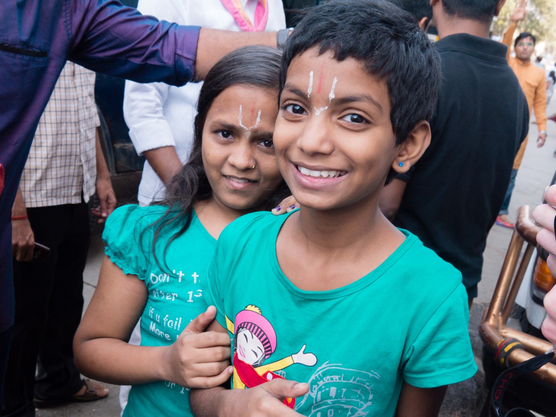Kinder beim Strassenfest in Mumbai